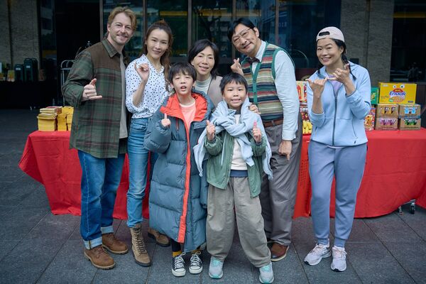 ▲《哥哥可以跟我打勾勾嗎》開鏡，鄒暟澐、滕韋煦、法比歐、李佳芯、萬芳、九孔、方意如。（圖／柒拾陸號原子提供）