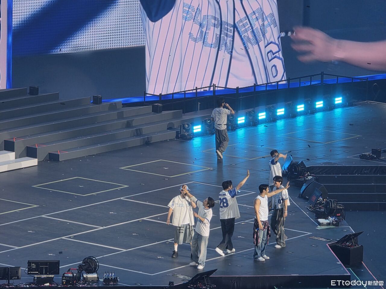 直擊／利特點名「謝謝台灣E.L.F.」：把高雄染成我們色彩　二安寵粉