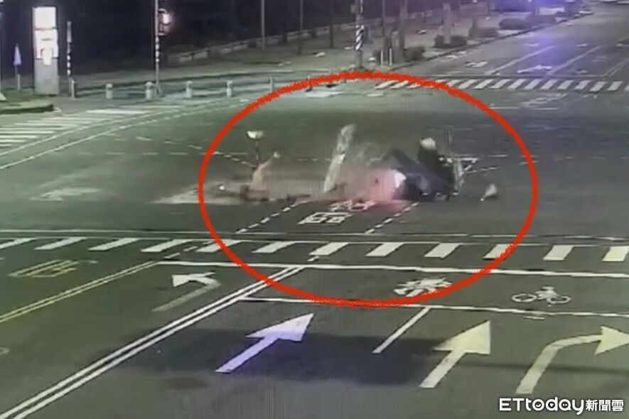 正妹騎士剎不住「猛撞工地護欄」超慘畫面曝 嬌喊:真的沒看到