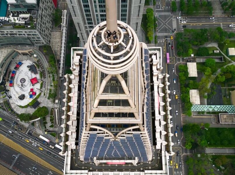 ▲▼國際知名極限攀岩家霍諾德傳出將挑戰徒手攀登台北101，外國極限運動玩家提前曝光「塔尖VIP視角」照片引發熱議。（圖／翻攝自IG／street__vision）