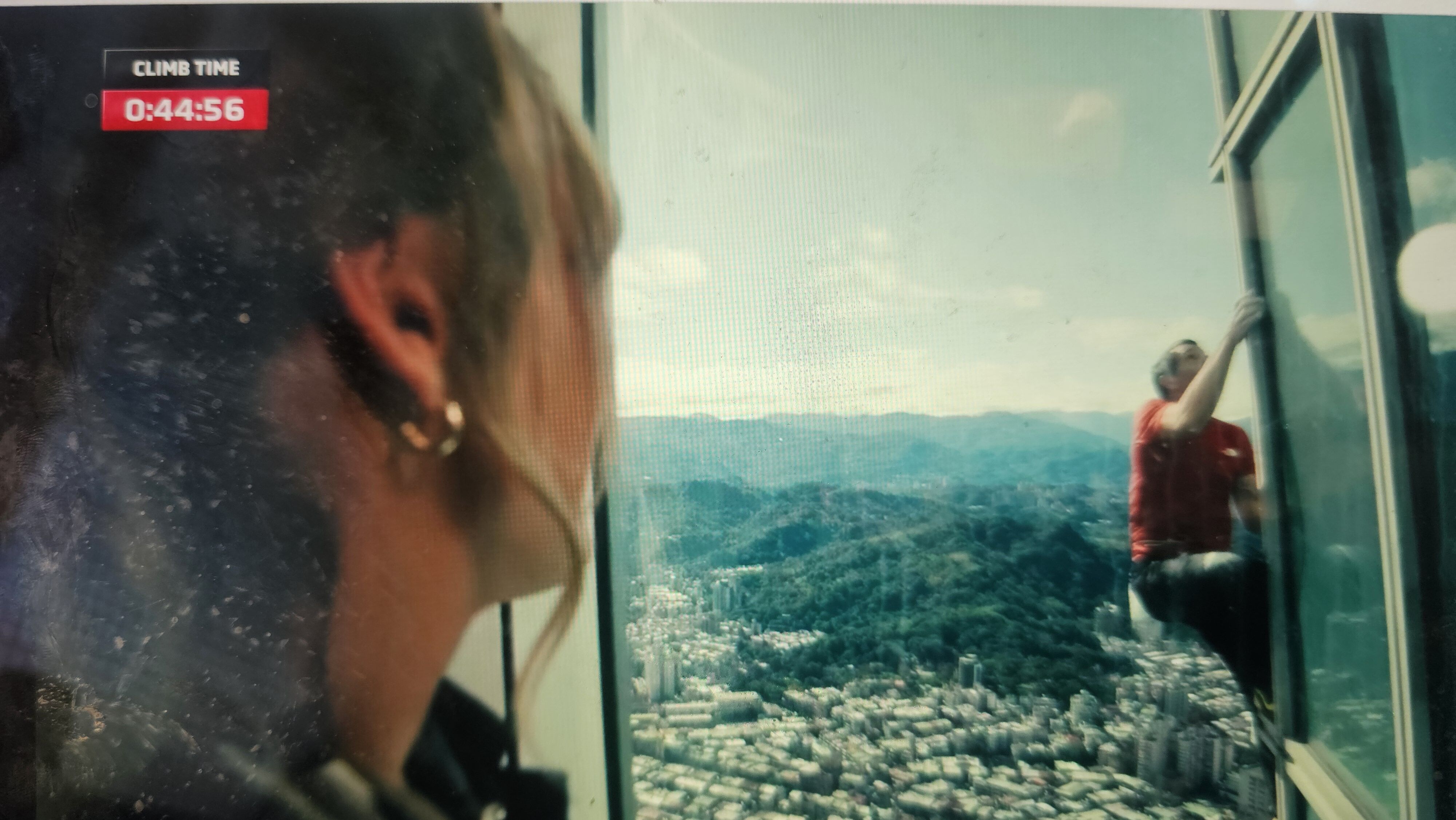 ▲霍諾德愛妻桑妮，隔著玻璃為丈夫打氣。（圖／翻攝自Netflix）