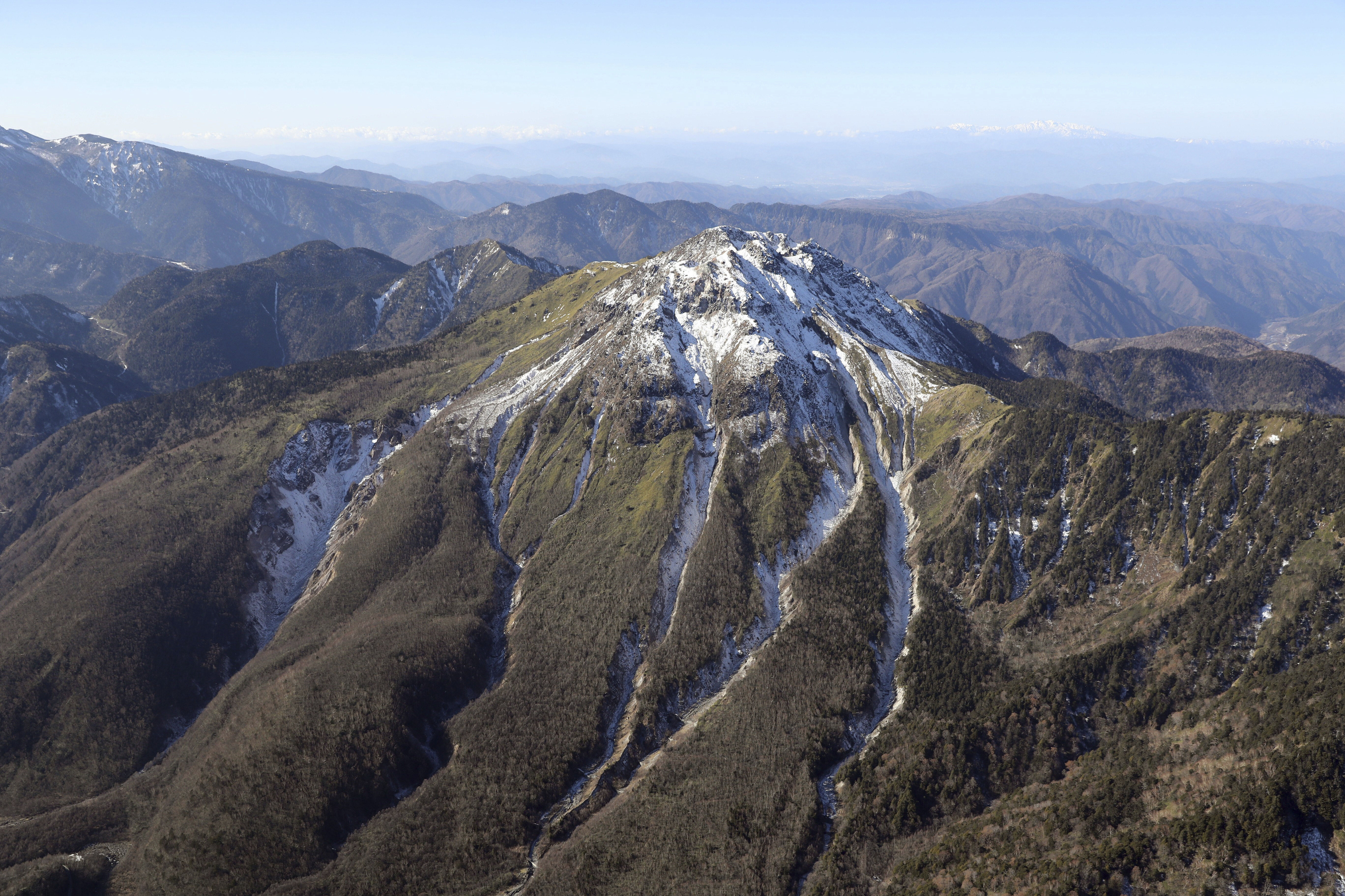▲▼日本橫跨長野縣、岐阜縣縣境的活火山「燒岳」，25日起火山活動頻繁。（圖／達志影像／美聯社）