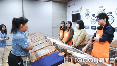 大港青年實習前線！時尚設計生「T恤手造館」 翻轉傳產永續新美學