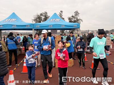 金門馬發酒給未成年孩童 小孩手拿53度高粱被拍下