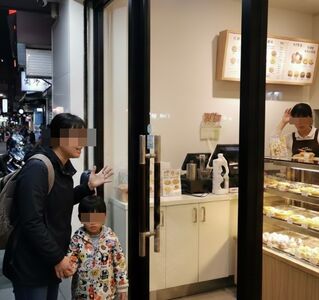 外帶也不行！甜甜圈店禁12歲以下入內　6歲童被擋門外、母怒發文