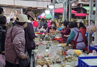 大火後重建 桃園南門市場臨時攤位開張人潮回流