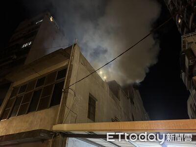 快訊／深夜火光竄出！　中壢住宅火警緊急搶救