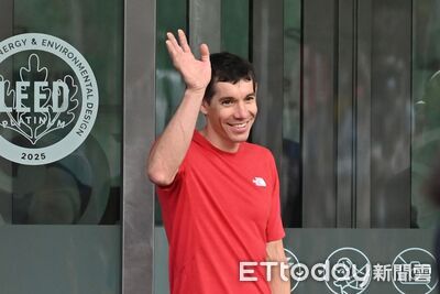 直擊／終於等到你！霍諾德「招牌紅T恤」現身台北101　微笑揮手：準備好了