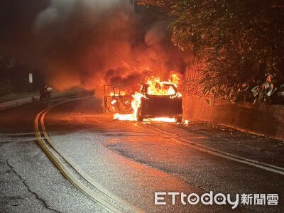 基隆火燒車！恐怖烈焰瞬間狂燒　路過海巡捨命拖出1男1女
