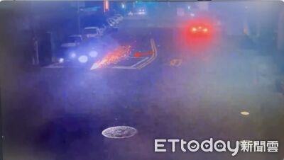 鳳山深夜押人討債！黑車撞爛收費亭拖殘骸刮火花　驚悚畫面曝