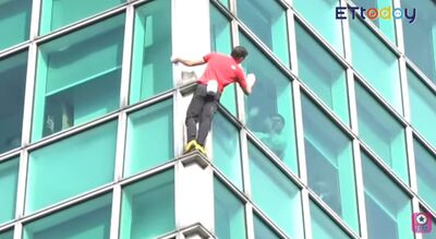 他在台北101內揮手！霍諾德爬一半「探頭打招呼」　網佩服：太神啦