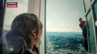 最美一幕！霍諾德愛妻隔玻璃「深情凝視」打氣　桑妮挺尪：每次都萬全準備