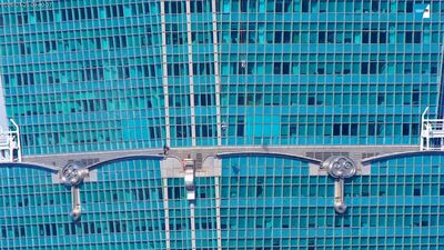 不只霍諾德爬台北101超強!網轉頭一看喊猛:膽子也很大