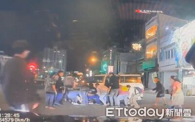 恆春女騎士閃避轎車慘摔卡車底！警目擊救援　10民眾合力抬車