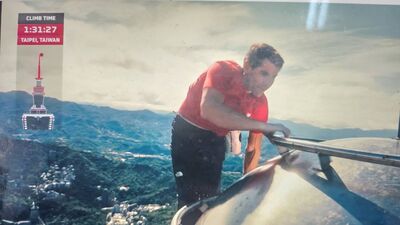 霍諾德登頂玩自拍　滑手機「先做1件事」！全場笑翻：訊號一定很好