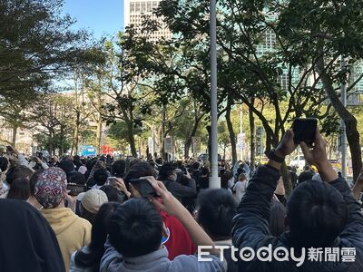 直擊／霍諾德登頂周邊民眾歡呼　民眾：「太酷了，很開心有來」