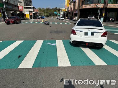 台中賓士猛撞停等紅燈機車！夫妻慘摔　急診醫護衝出救援
