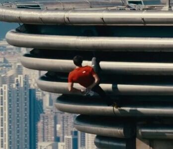 霍諾德只用雙腳夾「放開雙手」往後抹粉！驚險畫面曝光　萬人嚇瘋