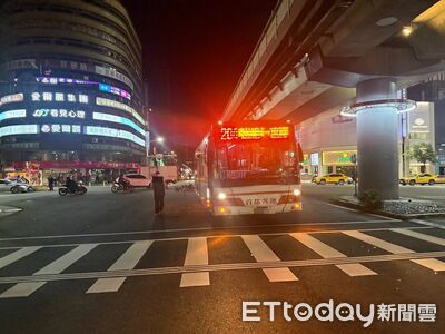 北市SOGO前車禍！大重機閃公車自摔滑行擦撞　騎士擦挫傷送醫