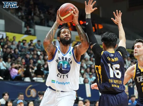 ▲海神歐提茲、朱永弘。（圖／TPBL職籃提供） 