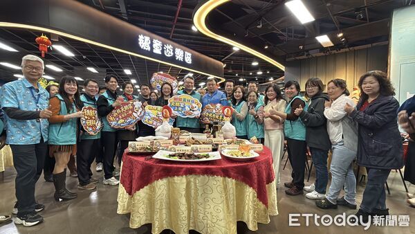 ▲蜜汁手扒鵝與荷葉鵝肉米糕上桌，各式鵝肉香氣在室內空間中瀰漫，成為全場焦點。（圖／記者游瓊華翻攝）