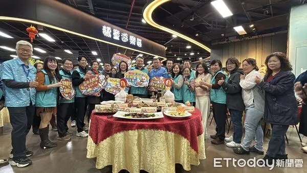 ▲蜜汁手扒鵝與荷葉鵝肉米糕上桌，各式鵝肉香氣在室內空間中瀰漫，成為全場焦點。（圖／記者游瓊華翻攝）