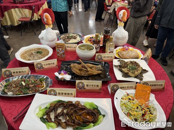 ▲蜜汁手扒鵝與荷葉鵝肉米糕上桌，各式鵝肉香氣在室內空間中瀰漫，成為全場焦點。（圖／記者游瓊華翻攝）