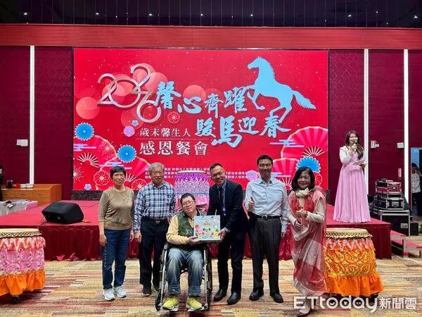 ▲犯罪被害人保護協會台灣台南分會於福爾摩沙遊艇酒店舉辦新春關懷餐會，透過舞獅祈福、致贈關懷禮盒等活動，陪伴馨生家庭迎接新年、感受溫暖支持。（記者林東良翻攝）