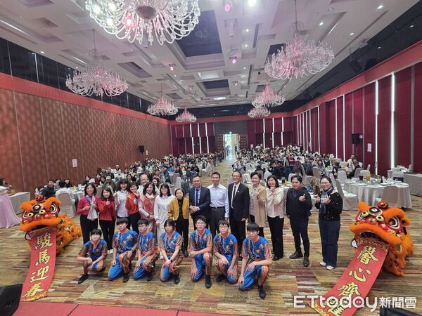 ▲犯罪被害人保護協會台灣台南分會於福爾摩沙遊艇酒店舉辦新春關懷餐會，透過舞獅祈福、致贈關懷禮盒等活動，陪伴馨生家庭迎接新年、感受溫暖支持。（記者林東良翻攝）