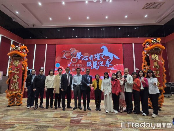 ▲犯罪被害人保護協會台灣台南分會於福爾摩沙遊艇酒店舉辦新春關懷餐會，透過舞獅祈福、致贈關懷禮盒等活動，陪伴馨生家庭迎接新年、感受溫暖支持。（記者林東良翻攝）