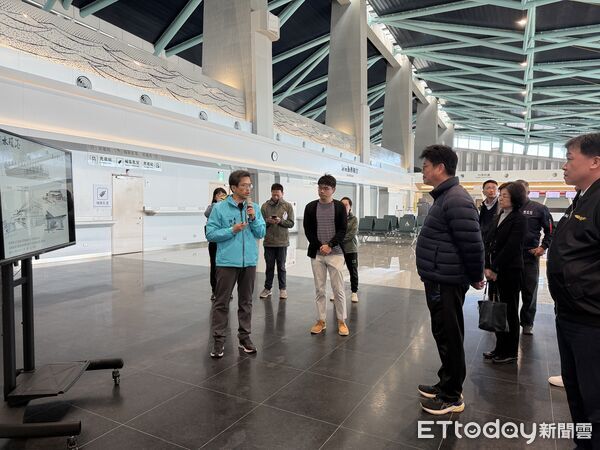 ▲▼邱垂正視察金門港旅運中心。（圖／記者鄭逢時攝）