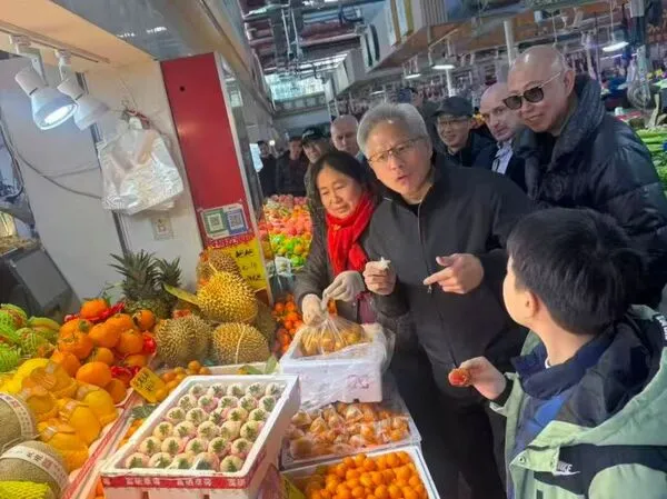 ▲▼  黃仁勳逛上海菜市場           。（圖／翻攝 澎湃新聞）