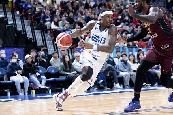 ▲勇士曾祥均、林志傑、古德溫、莫巴耶、阿庫斯。（圖／PLG職籃提供）