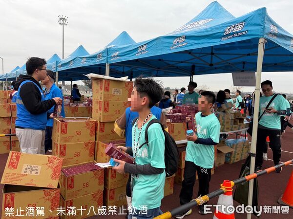 ▲▼金門馬拉松發放完賽禮現況。（圖／記者鄭逢時攝）