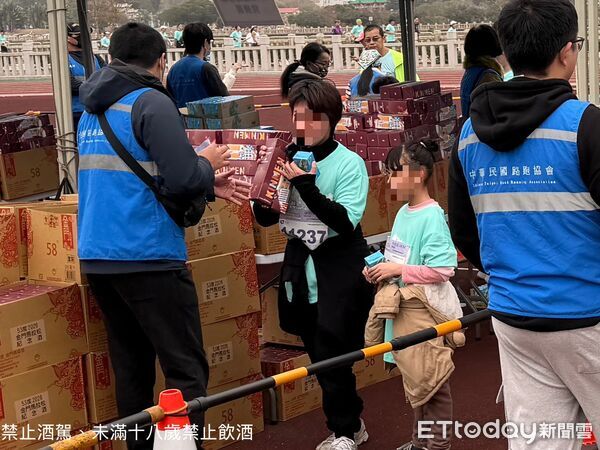 ▲▼金門馬拉松發放完賽禮現況。（圖／記者鄭逢時攝）