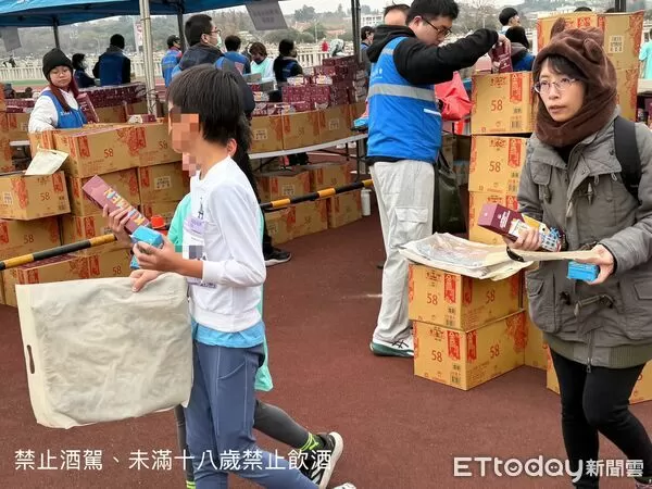 ▲▼金門馬拉松發放完賽禮現況。（圖／記者鄭逢時攝）