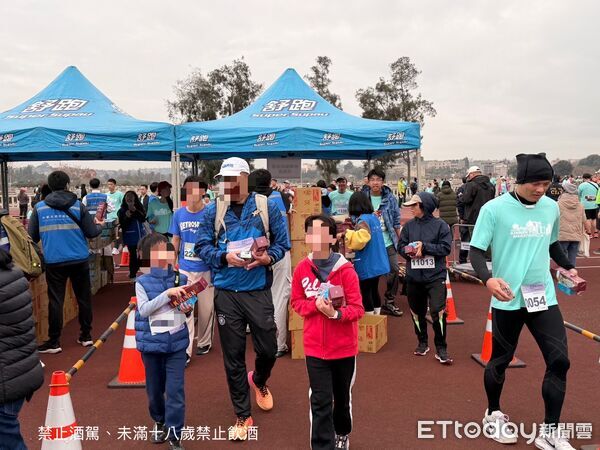 ▲▼金門馬拉松發放完賽禮現況。（圖／記者鄭逢時攝）