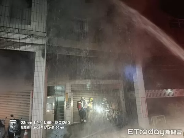 ▲▼基隆安樂區一處住宅晚間突發火災，民眾看到火舌立刻報案。（圖／記者郭世賢翻攝）