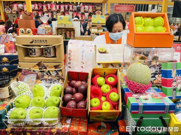▲台南市長黃偉哲日前赴新加坡高島屋百貨推廣台南蜜棗，並攜手當地人氣直播主與網紅進行現場直播行銷，向國際消費者介紹台南農產特色，吸引線上線下買氣同步升溫。（圖／記者林東良翻攝，下同）