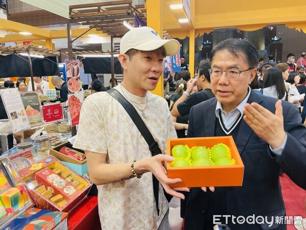 ▲台南市長黃偉哲日前赴新加坡高島屋百貨推廣台南蜜棗，並攜手當地人氣直播主與網紅進行現場直播行銷，向國際消費者介紹台南農產特色，吸引線上線下買氣同步升溫。（圖／記者林東良翻攝，下同）