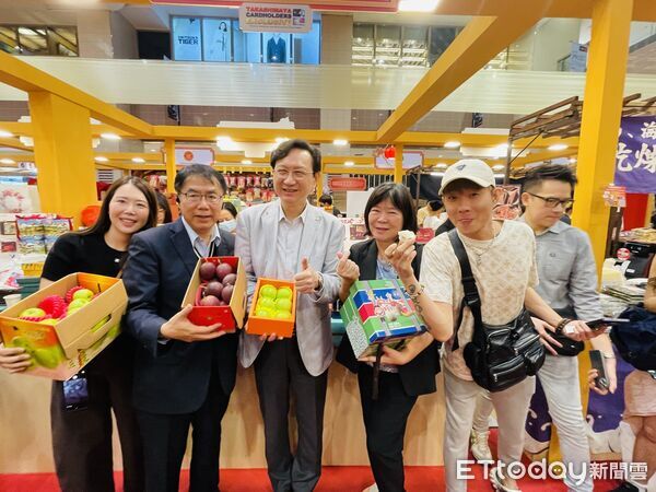 ▲台南市長黃偉哲日前赴新加坡高島屋百貨推廣台南蜜棗，並攜手當地人氣直播主與網紅進行現場直播行銷，向國際消費者介紹台南農產特色，吸引線上線下買氣同步升溫。（圖／記者林東良翻攝，下同）
