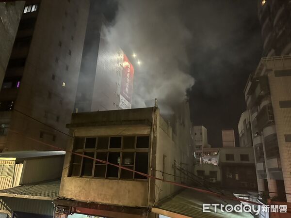 ▲▼中壢延平路晚間住宅火警，2樓起火並延燒到3樓臥室。（圖／桃園市消防局提供）