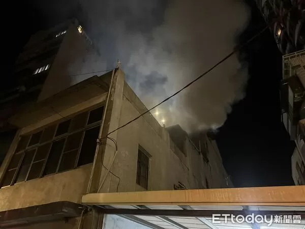 ▲▼中壢延平路晚間住宅火警，2樓起火並延燒到3樓臥室。（圖／桃園市消防局提供）