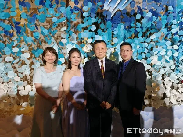 ▲右起捷迅總經理孫鋼銀、董事長顧城明、副總經理葉子菁、財務長張禕瑾接受媒體訪問。（圖／記者張佩芬攝）