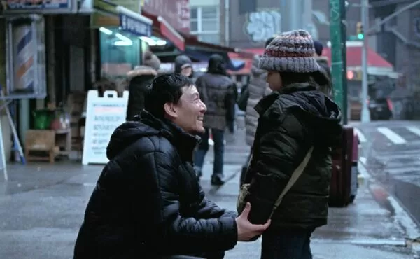 ▲張震（左）與飾演女兒的魏愷樂溫柔互動成為一大亮點。（圖／甲上提供）