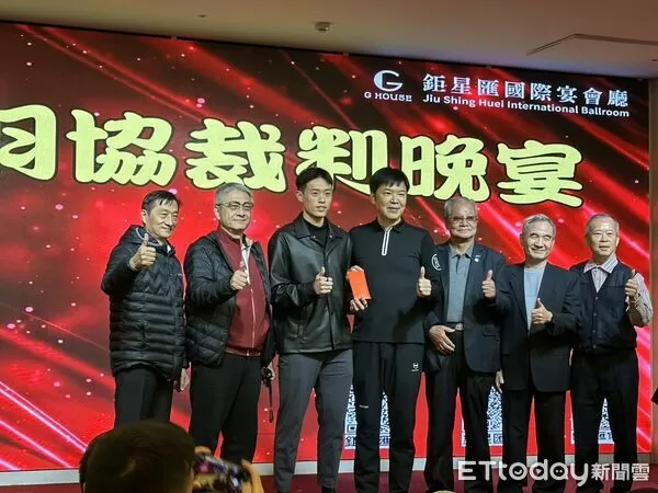 ▲中華民國羽球協會舉行裁判年終餐會，理事長張國祚於餐會中特別頒發激勵獎金表揚林俊易。（圖／記者蔡厚瑄攝）