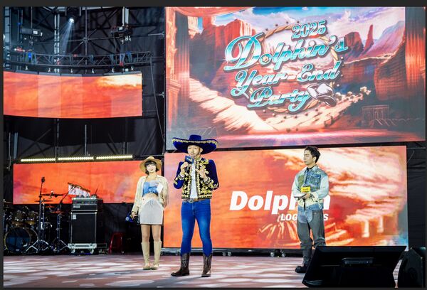 ▲萬泰物流董事長鄭毓文(中)以牛仔裝扮上台致詞，其左右為黃沐妍、派翠克兩位主持人。（圖／萬泰提供）