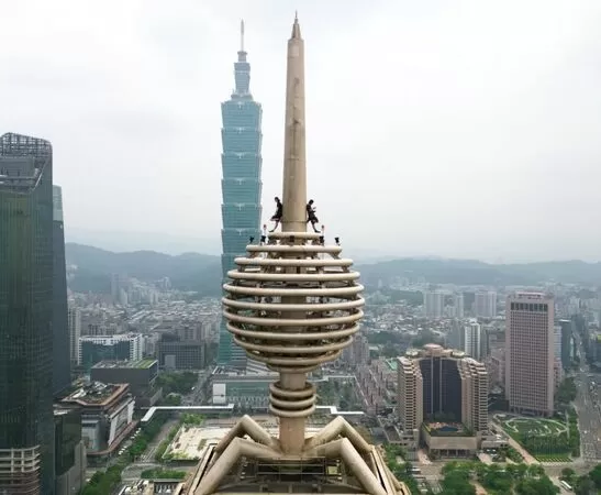 ▲▼國際知名極限攀岩家霍諾德傳出將挑戰徒手攀登台北101，外國極限運動玩家提前曝光「塔尖VIP視角」照片引發熱議。（圖／翻攝自IG／street__vision）