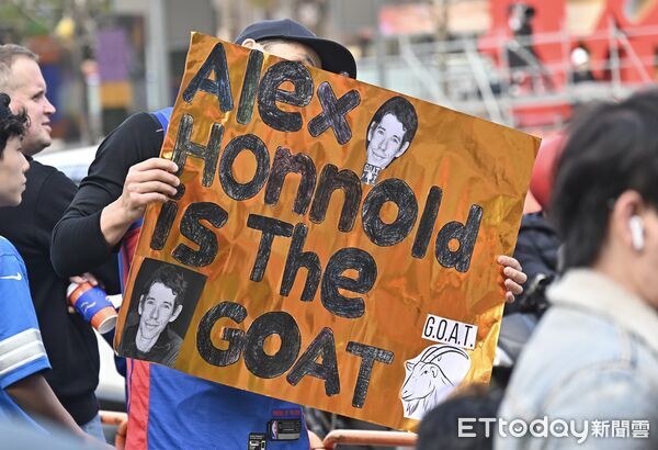 ▲ 美國自由攀岩名將霍諾德（Alex Honnold）於台灣時間25日挑戰徒手攀登台北101，現場有許多民眾來到現場希望見證歷史時刻。（圖／記者李毓康攝）