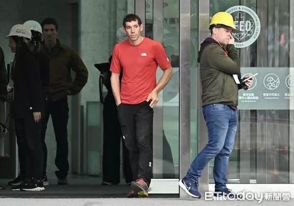 ▲▼ 美國自由攀岩名將霍諾德（Alex Honnold）於台灣時間25日挑戰徒手攀登台北101。（圖／記者李毓康攝）